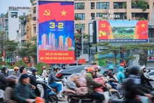 À l’occasion du 95ᵉ anniversaire de la fondation du Parti communiste du Vietnam (3 février 1930 - 3 février 2025), Hanoï est ornée de nombreuses affiches et panneaux de grande taille. Photo: VNA