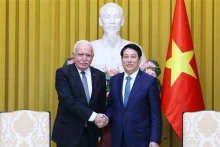 Le président vietnamien Luong Cuong (droite) et le professeur Riad Malki, envoyé spécial du président palestinien, en visite de travail au Vietnam. Photo : VNA.