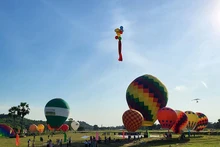 Des montgolfières à grande échelle lors du Festival de montgolfières dans la province d’An Giang. Photo : NDEL.