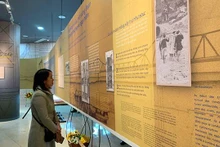 Des clichés sur le pont Long Biên présentés dans la salle d’exposition. Photo : Linh Vi/NDEL.
