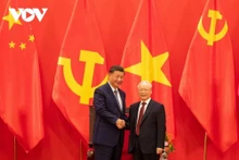 Le Secrétaire général du Parti et Président chinois, Xi Jinping, et son épouse ont effectué une visite d’État au Vietnam les 12 et 13 décembre 2023, marquant une étape importante dans l’histoire des relations entre les deux Partis et États. Cette visite, qui a suivi la visite du Secrétaire général du Parti communiste du Vietnam (PCV), Nguyên Phu Trong, en Chine fin 2022, devrait porter les relations Vietnam - Chine à la nouvelle hauteur. Sur la photo, le Secrétaire général du PCV, Nguyên Phu Trong (à droite), a présidé la cérémonie d’accueil du Secrétaire général du Parti et Président Xi Jinping à Hanoï. Photo : VOV.