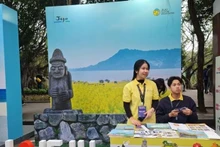 Un stand présentant le tourisme de l'île de Jeju. Photo: Vietnam+