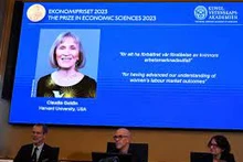 La lauréate du prix Nobel d'économie 2023 à la mémoire d'Alfred Nobel, l'économiste américaine Claudia Goldin, est exposée lors d'une conférence de presse à l'Académie royale des sciences de Suède à Stockholm, en Suède, le 9 octobre 2023. Photo : Reuters