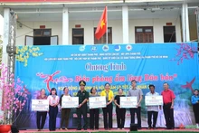 L’octroi de fonds pour reconstruire cinq maisons délabrées dans la commune insulaire de Thanh An. Photo : VOV.