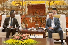 Le président du Comité populaire de Hanoi, Trân Sy Thanh (à droite) et le directeur du Centre du patrimoine mondial de l'UNESCO Lazare Eloundou Assomo. Photo : hanoimoi.com.vn
