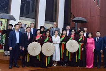 Des diplomates et hommes d'affaires étrangers prennent des photos à cette occasion. Photo : baoquocte.vn