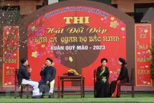 Le concours de chant "quan ho" réunit plus de 500 artisans, acteurs, actrices, musiciens et chanteurs de huit troupes artistiques de districts et de villes de la province de Bac Ninh. Photo : VNA.