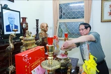 Le Premier ministre Pham Minh Chinh offre de l’encens à la mémoire de l’ancien Premier ministre Vo Van Kiêt. Photo : VNA.