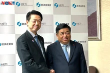 Le vice-Premier ministre vietnamien Nguyen Chi Dung et le ministre japonais de l’Économie, du Commerce et de l’Industrie Muto Yoji. Photo : VOV. 