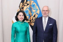L’ambassadrice Pham Thi Thanh Binh (à gauche) et le Président estonien Alar Karis à Tallinn. Photo : baoquocte.vn