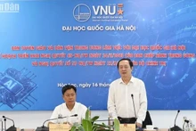 Huynh Thanh Dat, membre du Comité central du Parti, chef adjoint de la Commission centrale de propagande et de mobilisation de masse, prend la parole lors de la séance de travail avec les dirigeants de l'Université nationale de Hanoi. Photo : NDEL.