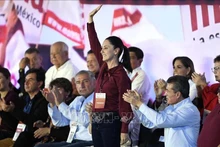 La présidente du Mexique Claudia Sheinbaum Pardo (debout). Photo : VNA
