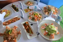 Des plats à base de crevettes et de sel. Photo : sggp.org.vn
