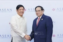 Le Premier ministre vietnamien Pham Minh Chinh (à droite) et le Président philippin Ferdinand Romualdez Marcos, à Phnom Penh, le 10 novembre. Photo : VNA.