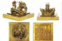 Le sceau en or "Hoang de chi bao". Photo : VNA.