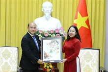 La Vice-Présidente Vo Thi Anh Xuân (à droite) et Hun Many, président de l’Union des jeunes cambodgiens. Photo : VNA.