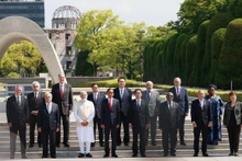 Le Premier ministre vietnamien, Pham Minh Chinh, et les chefs des délégations nationales et des organisations internationales visitant le parc du Mémorial de la Paix de Hiroshima, le 21 mai. Photo : baoquocte.vn