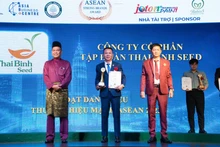 Le directeur général adjoint de ThaiBinh Seed, Pham Van Hoàn, lors de la remise du Prix. Photo : NDEL.