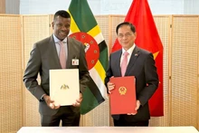 La signature de l’accord sur l’exemption de visa pour les titulaires de passeports diplomatiques et officiels entre le Vietnam et la Dominique. Photo : NDEL.