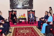 Séance de travail entre Châu Van Lâm, secrétaire du Comité provincial du Parti de Tuyên Quang et la délégation de l’ambassade de la République de Corée au Vietnam. Photo : NDEL.