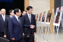Le Premier ministre Pham Minh Chinh et Wang Huning, représentant spécial du secrétaire général du Comité central du PCC et président chinois Xi Jinping. Photo : VNA.