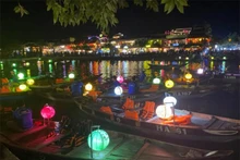 Sur la rivière, des bateaux transportent des touristes pour admirer la rivière la nuit et lâcher des lanternes. Photo: SCMP