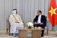 Le Premier ministre Pham Minh Chinh (droite) a reçu le ministre des Communications et des Technologies de l'information du Qatar, Mohammed bin Ali bin Mohammed Al Mannai. Photo : VNA.