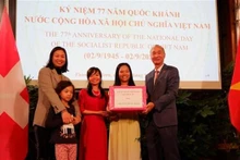 L’ambassadeur du Vietnam en Suisse, Phung Thê Long, remet un cadeau à la représentante de l’Ecole Binh Minh lors de la cérémonie marquant la Fête nationale du Vietnam (2 septembre) à Berne. Photo: VNA