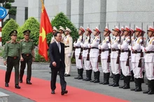 Le Président Vo Van Thuong rend visite à la Police de Hô Chi Minh-Ville. Photo: VNA