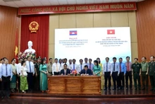 Lors de la cérémonie de signature de l'accord de coopération entre les autorités de An Giang et Takeo. Photo : VNA.