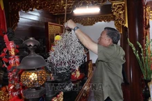 Le président Tô Lâm offre de l’encens en mémoire du Président Hô Chi Minh. Photo : VOV.