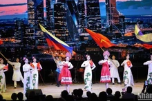 Un spectacle des artistes vietnamiens lors de la cérémonie d'ouverture des Journées culturelles vietnamiennes en Russie en 2024. Photo : NDEL.