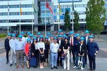 Des chefs d'entreprises au siège du groupe de construction navale Damen à Gorinchem, aux Pays-Bas. Photo: VNA