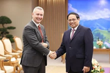 Le Premier ministre Pham Minh Chinh (à droite) et Karl Van Den Bossche, l’ambassadeur de Belgique au Vietnam. Photo : baoquocte.vn.