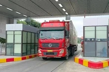 Conteneurs en cours de dédouanement au poste frontière II de la route internationale Kim Thanh (poste frontière Kim Thanh) pendant les vacances du Nouvel An lunaire 2025. Photo : baolaocai.vn