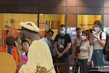 Des touristes internationaux visitent le musée d'ethnologie. Photo : NDEL.