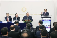  Le Premier ministre Pham Minh Chinh s'exprime au Forum d'affaires Vietnam - Roumanie. Photo : VNA.