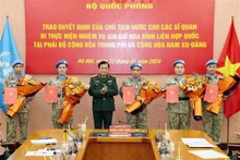 Le général de corps d’armée Hoàng Xuân Chiên, vice-ministre de la Défense remettant la décision du Président de la République aux Casques bleus vietnamiens, à Hanoi, le 12 janvier. Photo : VNA.