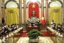 La Vice-Présidente Vo Thi Anh Xuân rencontre des personnalités originaires d'ethnies minoritaires de Lao Cai. Photo : VNA.