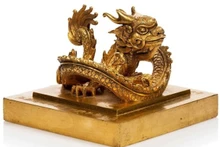 Le sceau en or “Hoàng dê chi bao”. Photo : VNA