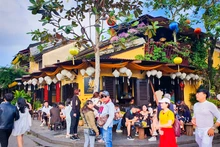 Des touristes à Hôi An. Photo : cand.com.vn