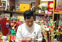 L'artisan Dang Van Hau est méticuleux avec ses produits animaux en poudre. Photo : baoquocte.vn