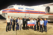 L'avion du ministère russe des situations d'urgence a livré 35 tonnes d'aide humanitaire au Vietnam à l'aéroport international de Noi Bai. Photo : VNA.
