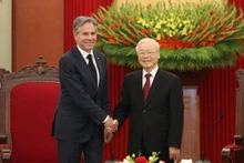 Le secrétaire d'Etat américain, Antony Blinken (à gauche) et le Secrétaire général du Parti communiste du Vietnam, Nguyên Phu Trong, lors de sa visite officielle au Vietnam en avril 2023. Photo : VOV