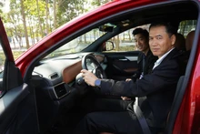 Le ministre de l'Industrie et du Commerce du Laos teste la voiture VinFast. Photo : congthuong.vn