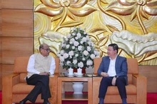 Le président du Conseil mondial de la paix (WPC), Pallab Sengupta (gauche) et le vice-président de l'Union des organisations d'amitié du Vietnam (VUFO) Nguyen Ngoc Hung. Photo : VNA.