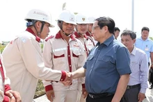 Le Premier ministre Pham Minh Chinh salue des cadres d'un projet éolien dans la province de Bac Liêu. Photo : VNA.