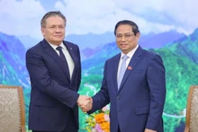 Le Premier ministre Pham Minh Chinh (droite) et Alexeï Likhatchev, directeur général de la Société nationale d'énergie atomique Rosatom. Photo: NDEL