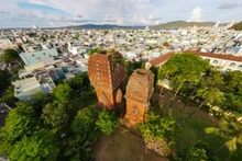 Situées dans la rue Tran Hung Dao (quartier Dong Da, ville de Quy Nhon, province de Binh Dinh), les tours jumelles sont également connues sous le nom de tour Hung Thanh. La tour nord mesure environ 22 m de haut, la tour sud mesure plus de 17 m de haut. Photo : toquoc.vn