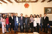 L'ambassadeur du Vietnam au Danemark Luong Thanh Nghi et le Comité exécutif de l'Association des experts et intellectuels du Vietnam au Danemark. Photo : VNA.